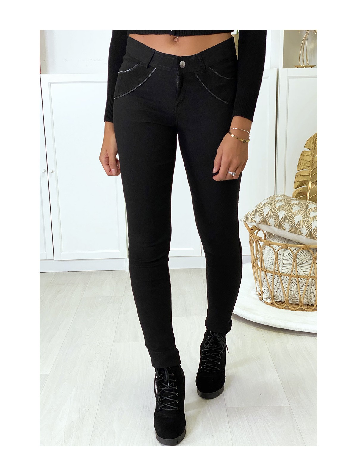 Pantalon slim noir en strech avec zip et suédine à l'avant - 2
