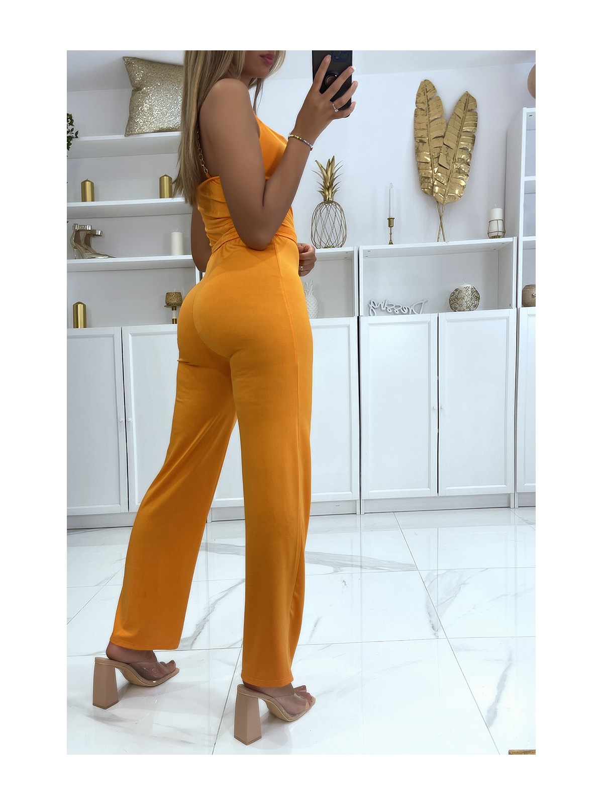 Combinaison pantalon orange à bretelles en chaines dorées et ceinture à la taille - 4