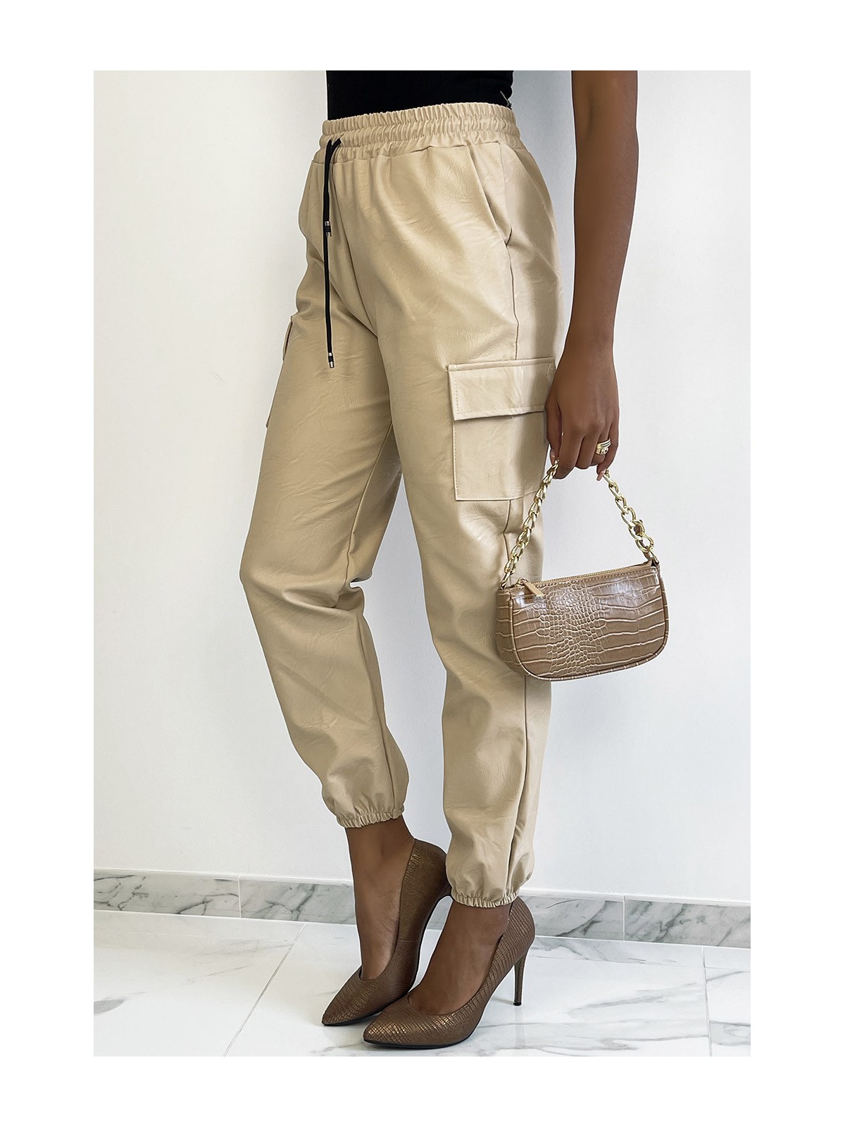 Pantalon cargo beige en simili avec poches - 2