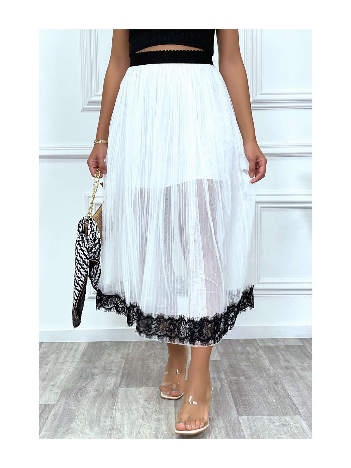 Longue jupe blanche en voile plissé et doublé avec dentelle noire - 3