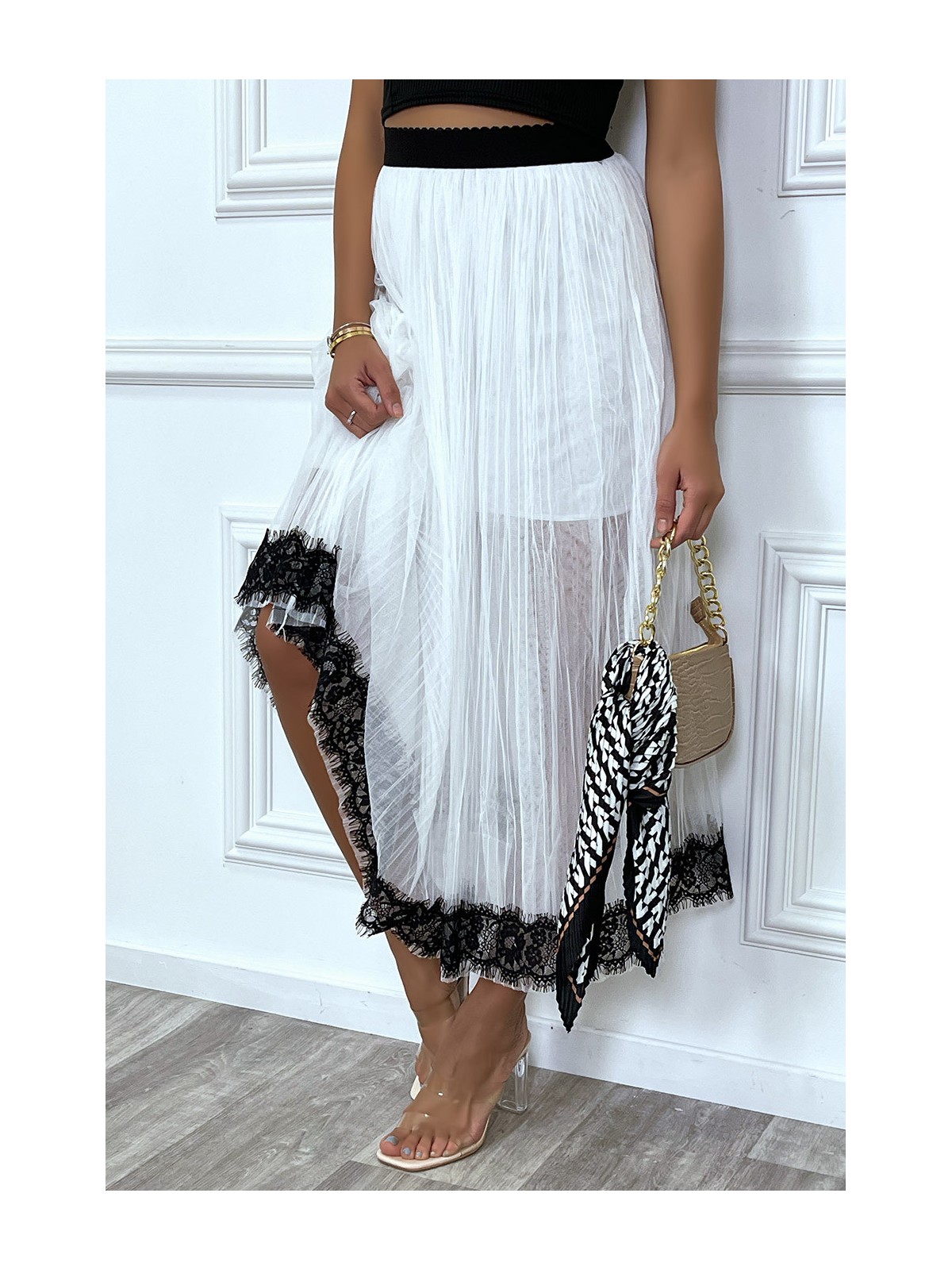 Longue jupe blanche en voile plissé et doublé avec dentelle noire - 4