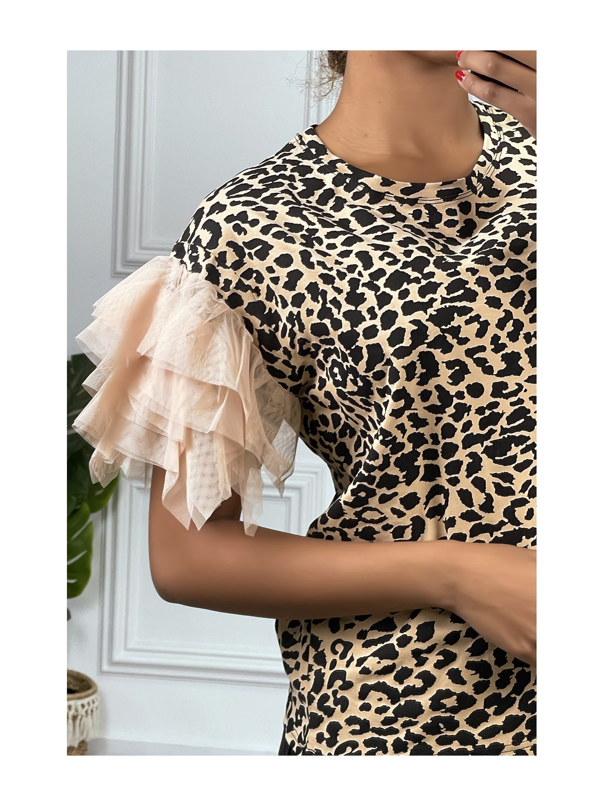 T-shirt taupe imprimé léopard à col rond avec manches volantes en tulle rose - 2