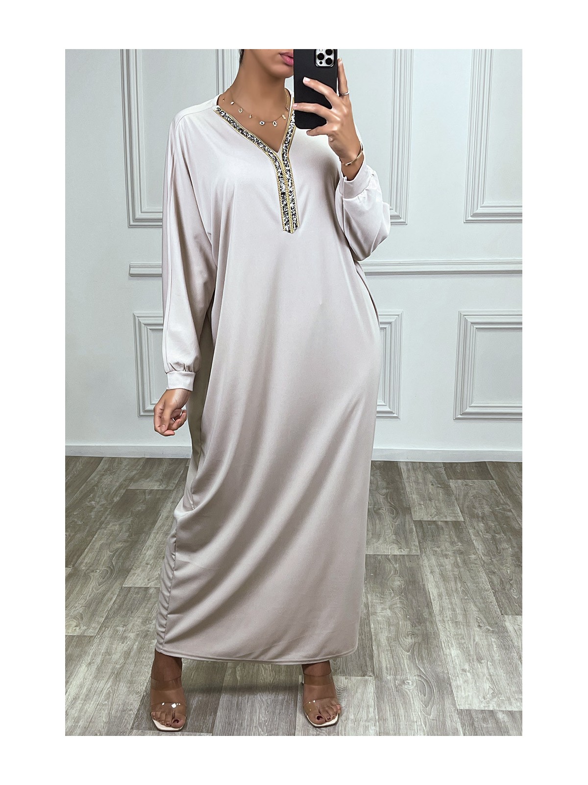 Abaya beige à encolure de strass et manches longues - 1