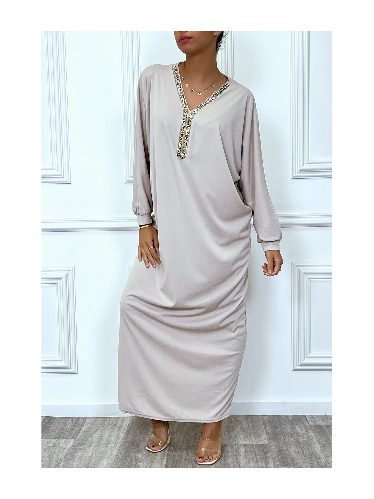 Abaya beige à encolure de strass et manches longues - 4