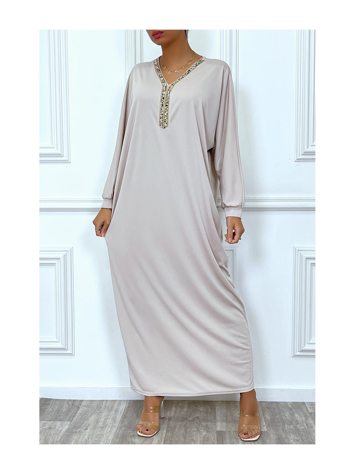 Abaya beige à encolure de strass et manches longues - 7