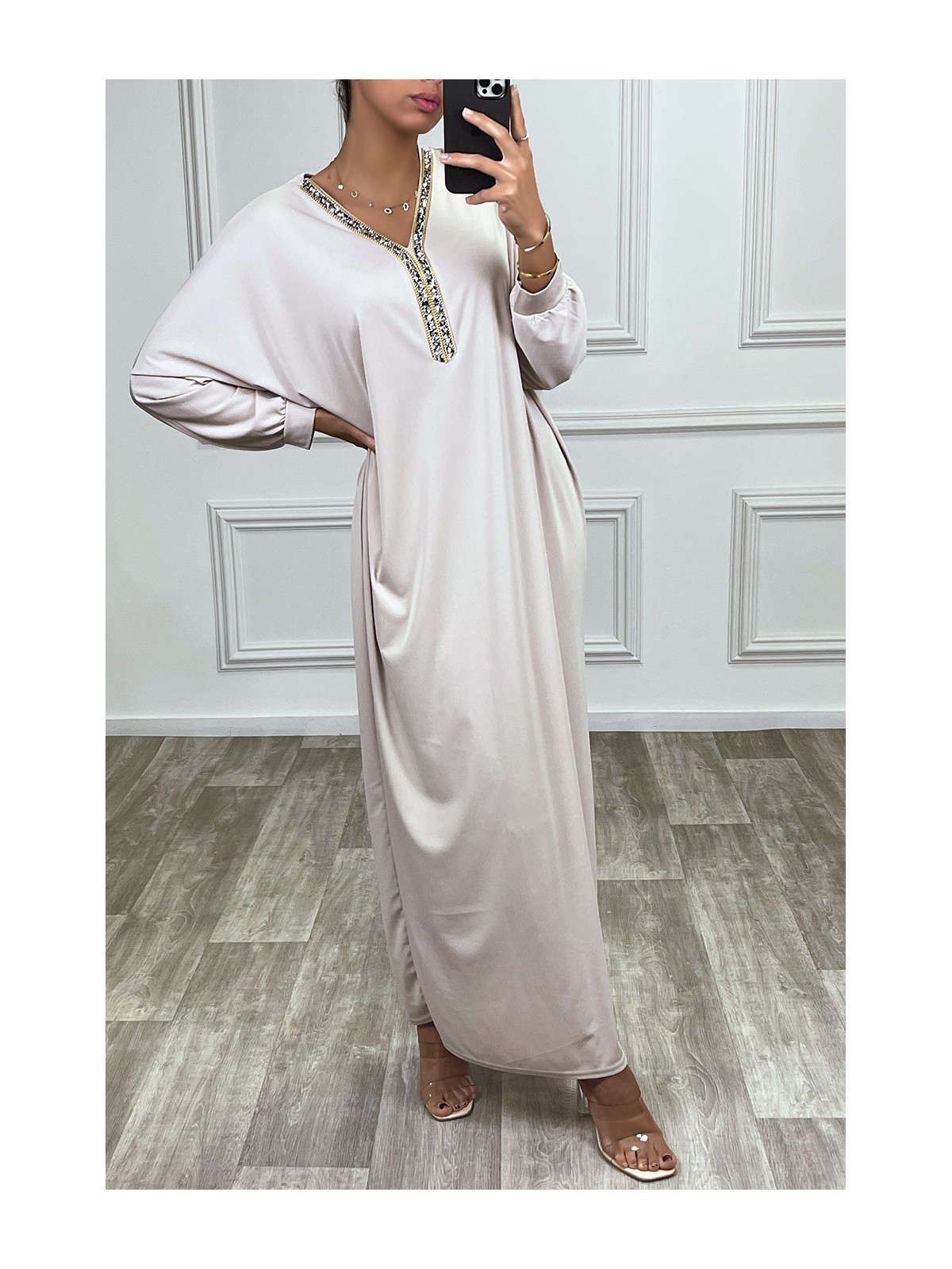 Abaya beige à encolure de strass et manches longues - 8