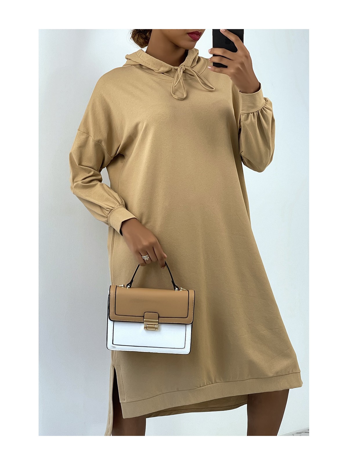 Longue robe sweat over size en camel avec capuche - 2