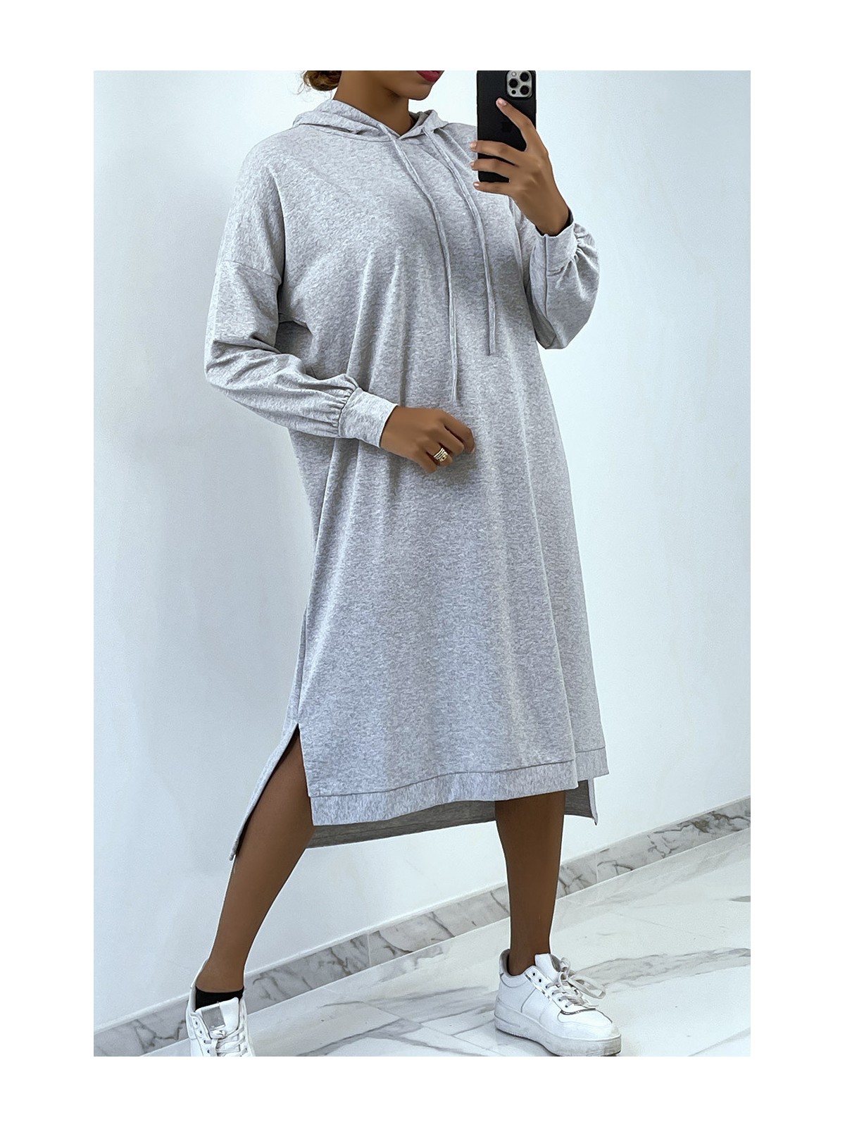 Longue robe sweat over size en gris avec capuche - 1