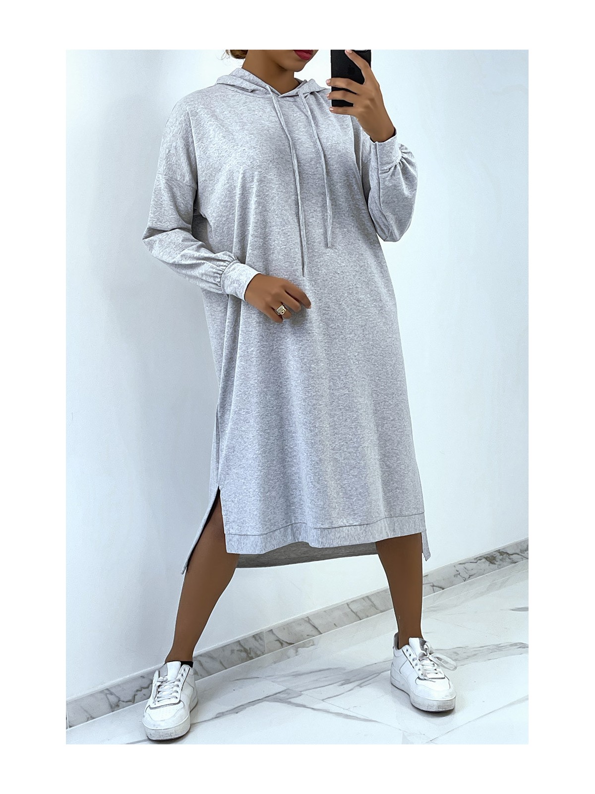 Longue robe sweat over size en gris avec capuche - 2