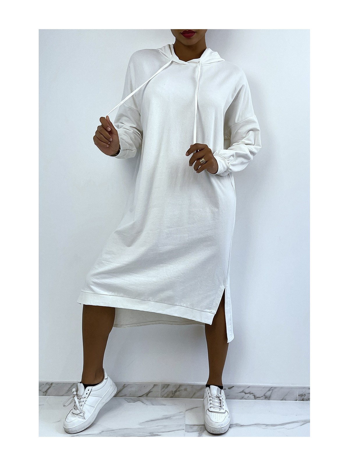 Longue robe sweat over size en blanc avec capuche - 4