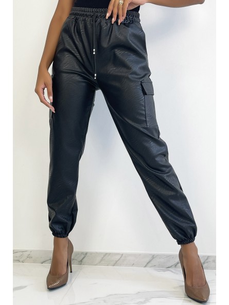Pantalon cargo noir en simili avec poches - 1