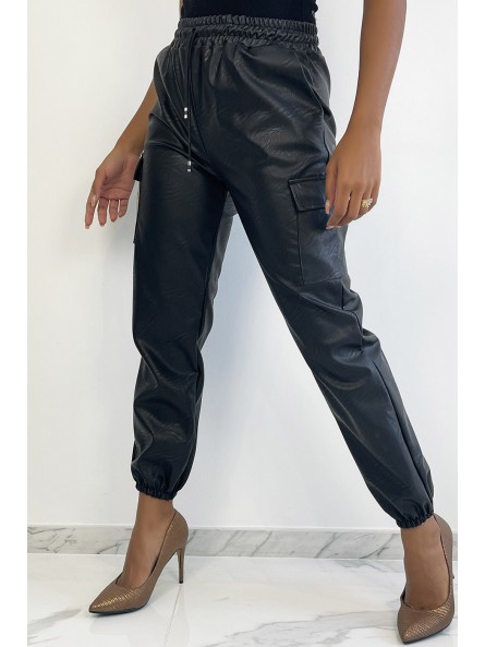 Pantalon cargo noir en simili avec poches - 2