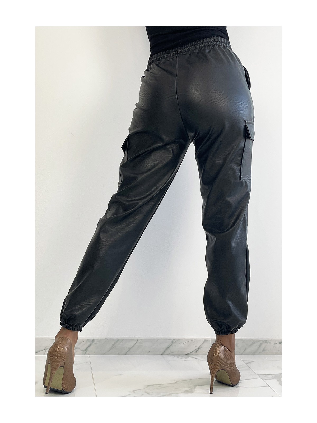 Pantalon cargo noir en simili avec poches - 4