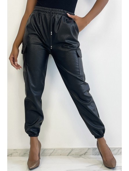 Pantalon cargo noir en simili avec poches - 5