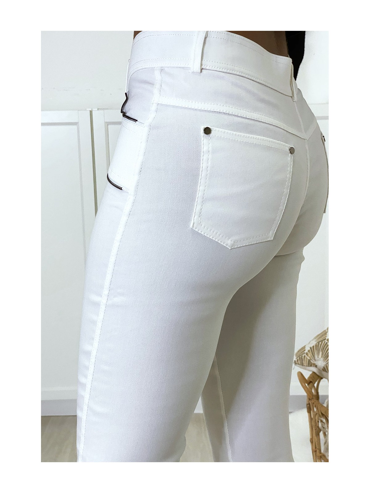 Pantalon slim blanc en strech avec zip et suédine à l'avant - 6