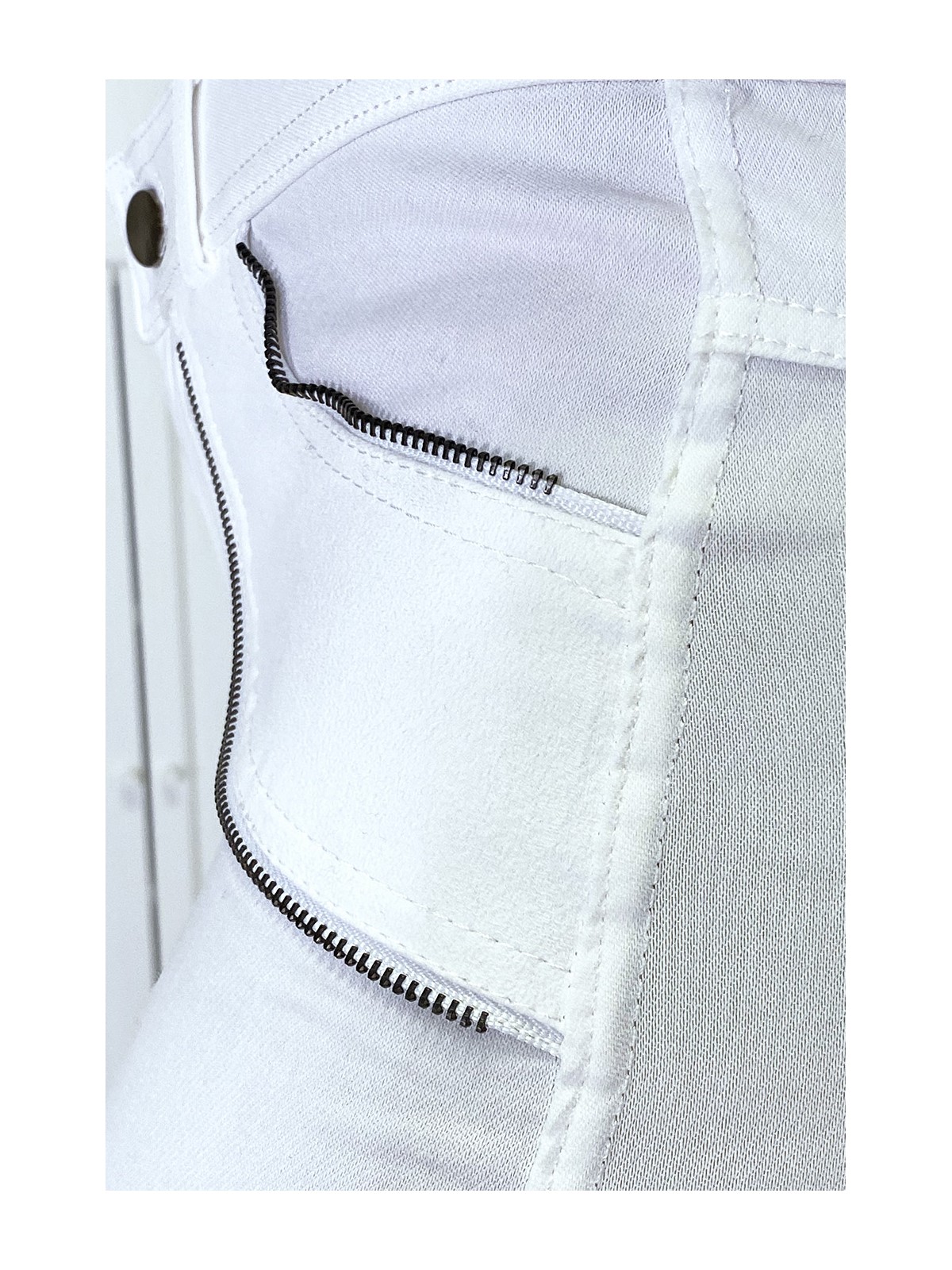 Pantalon slim blanc en strech avec zip et suédine à l'avant - 7