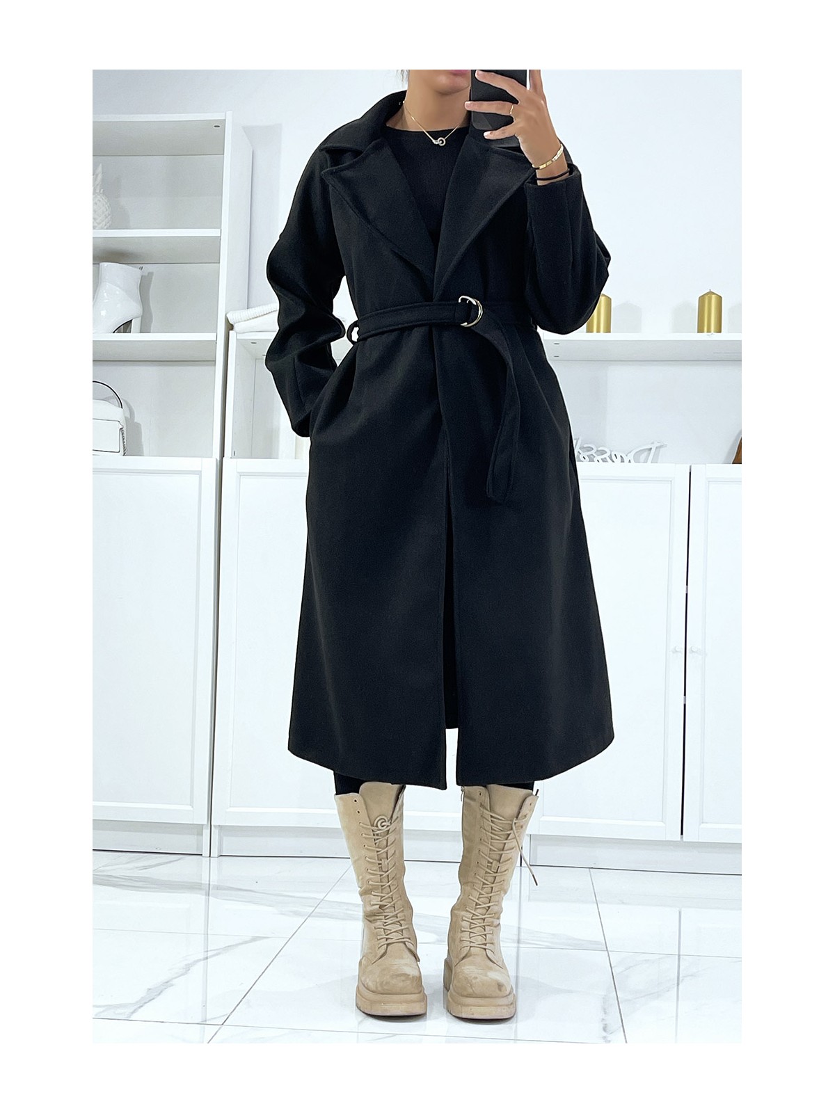 Long manteau noir avec ceinture et poches - 1