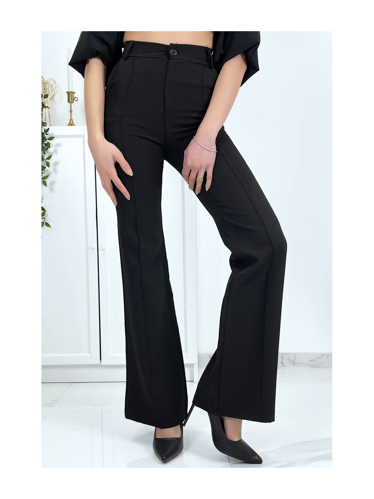 Pantalon palazzo noir avec poches et plis - 3