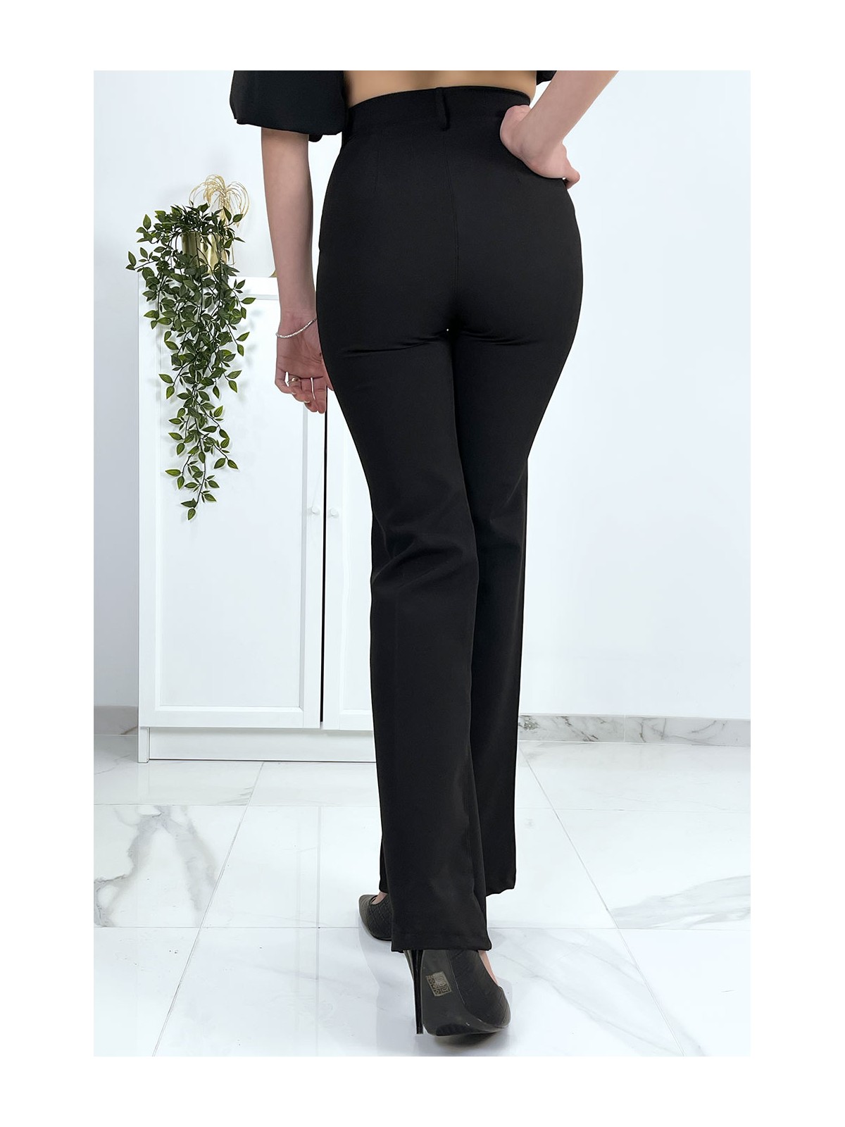 Pantalon palazzo noir avec poches et plis - 7