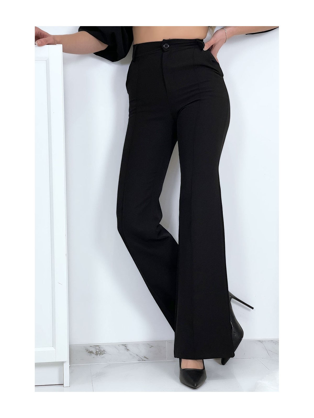 Pantalon palazzo noir avec poches et plis - 9