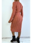 Longue robe pull rose tressé avec ceinture - 6