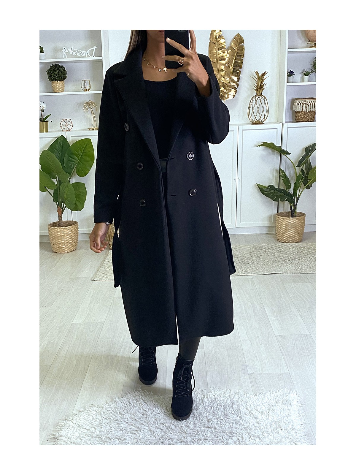 Long manteau croisé en noir avec poches boutons et ceinture - 1