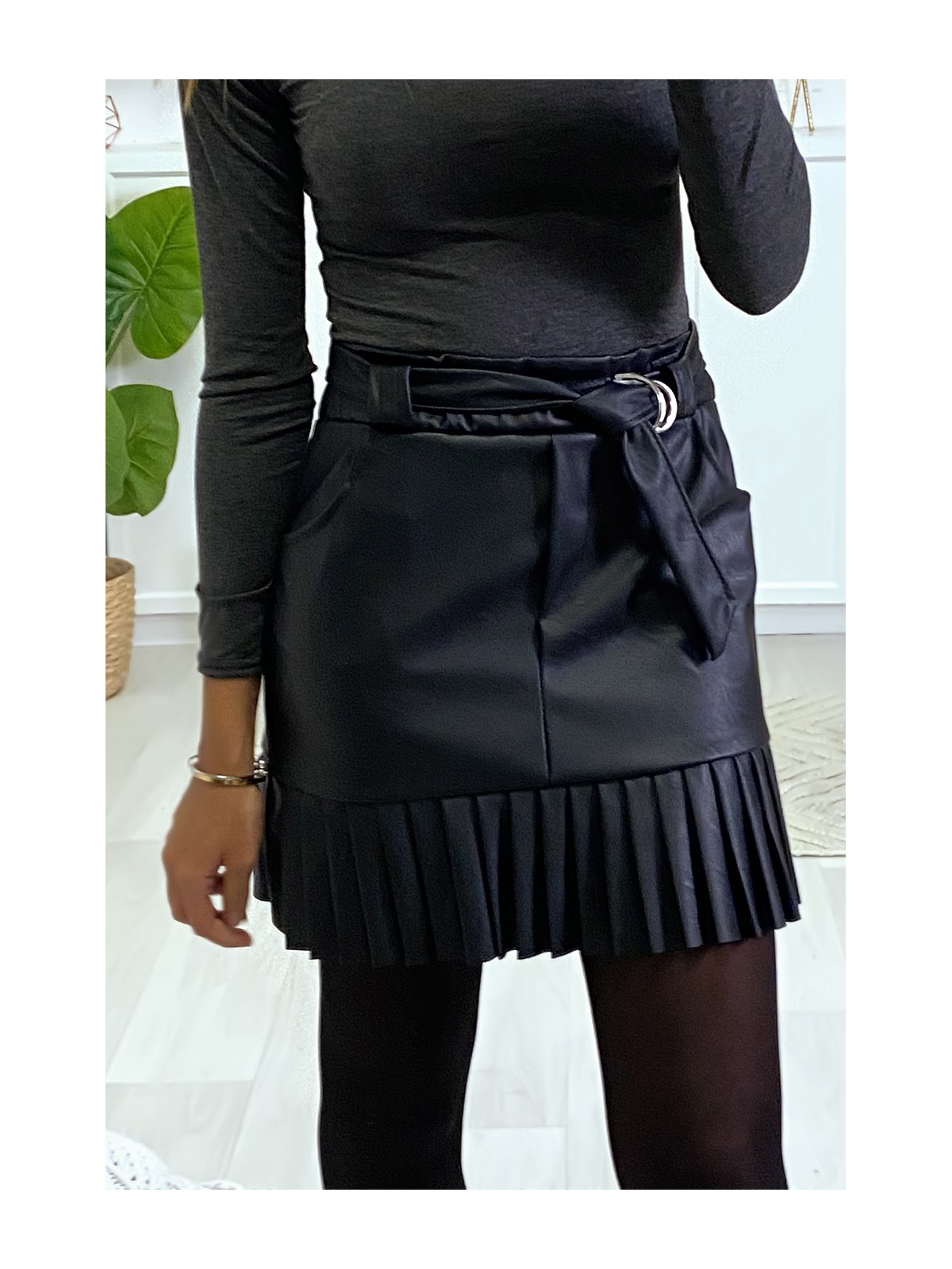 Jolie jupe noire très tendance en simili avec ceinture plis et poche - 2