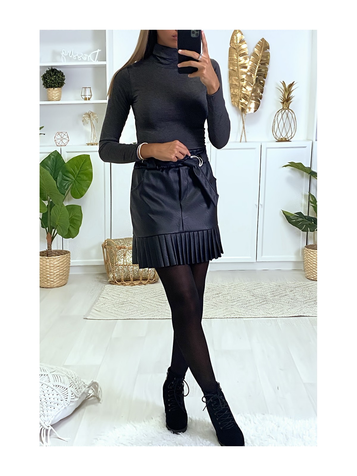 Jolie jupe noire très tendance en simili avec ceinture plis et poche - 3