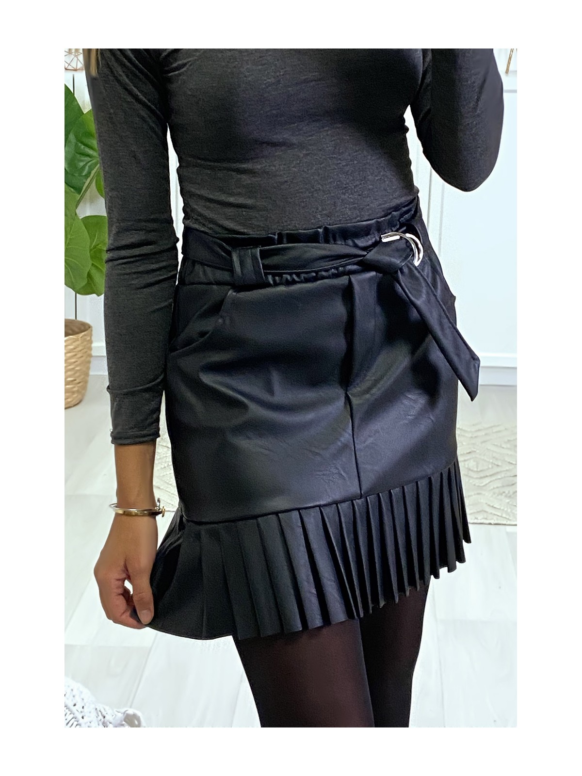 Jolie jupe noire très tendance en simili avec ceinture plis et poche - 4