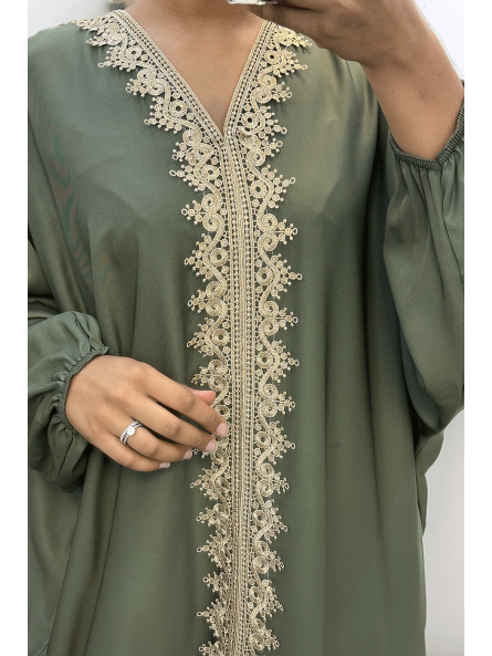 Longue abaya kaki over size avec une jolie dentelle  - 5