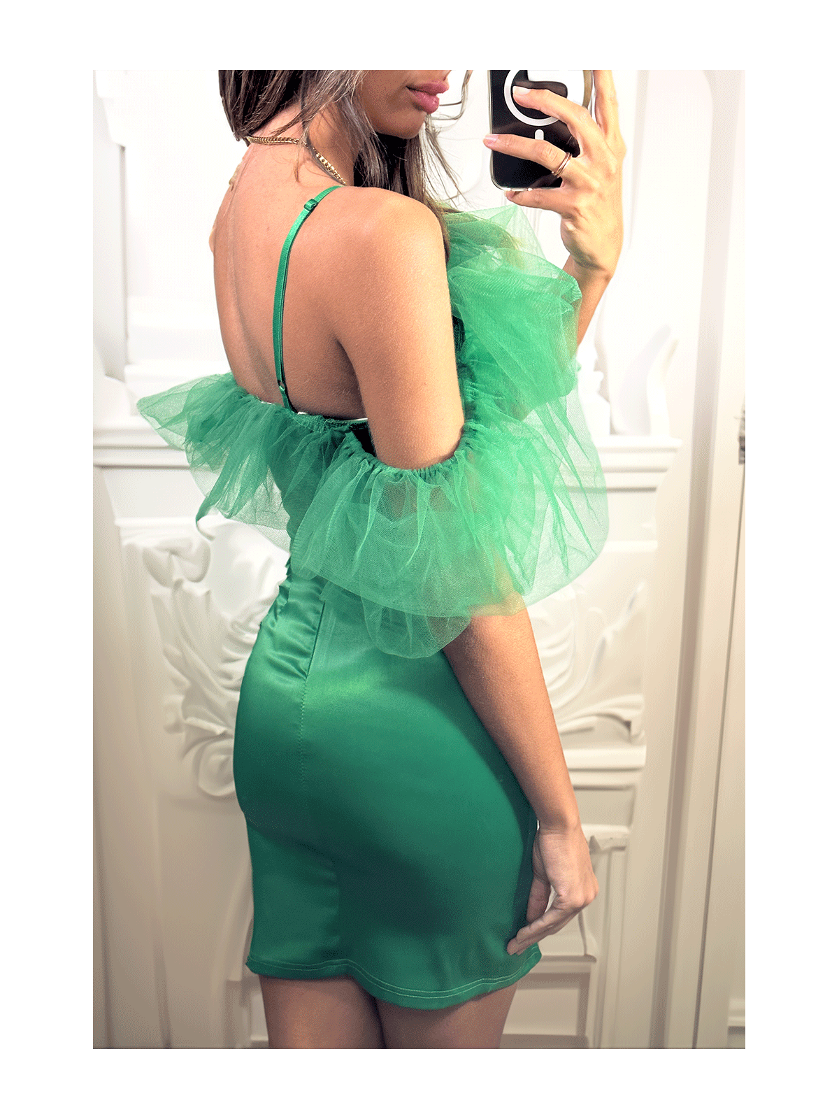 Sublime robe satiné verte avec tulle tombant aux épaules - 1