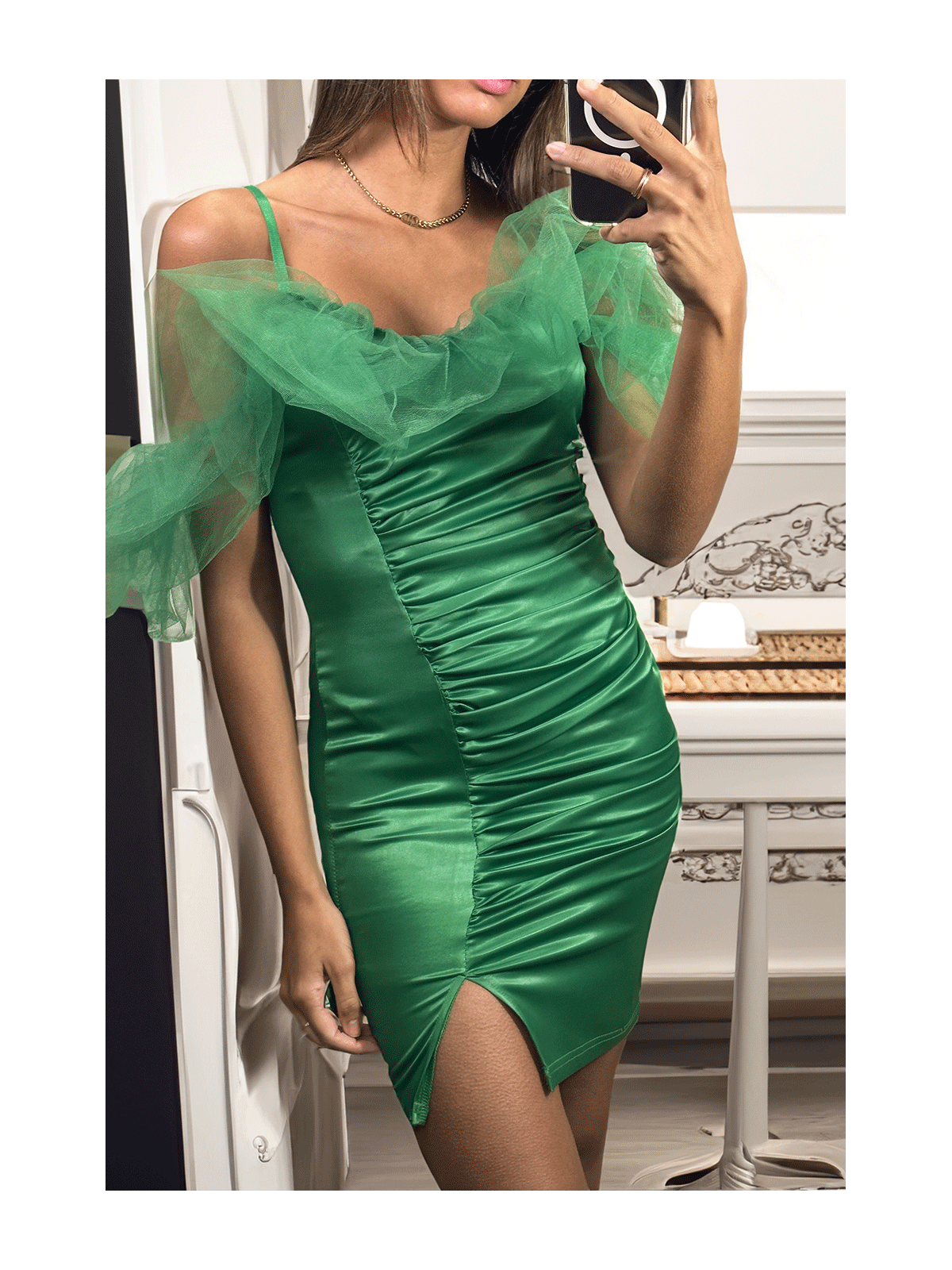 Sublime robe satiné verte avec tulle tombant aux épaules - 4