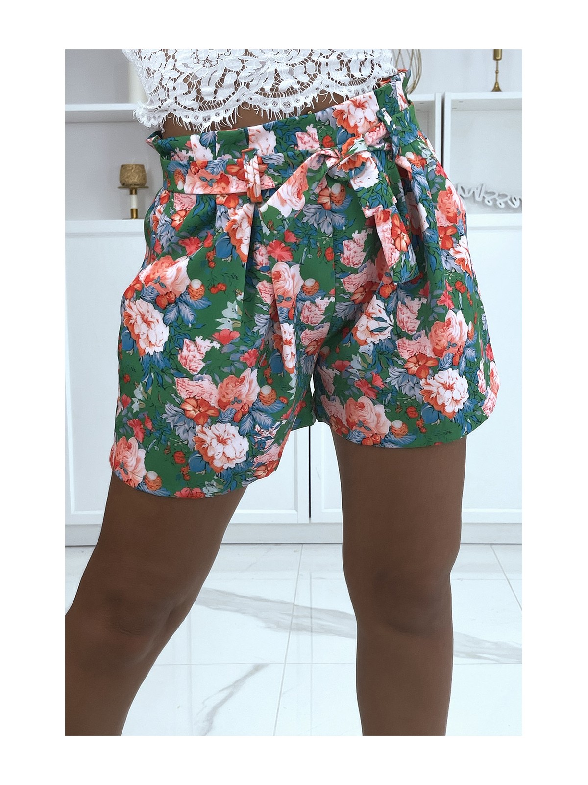 Short vert motif fleuris avec poches et ceinture  - 2