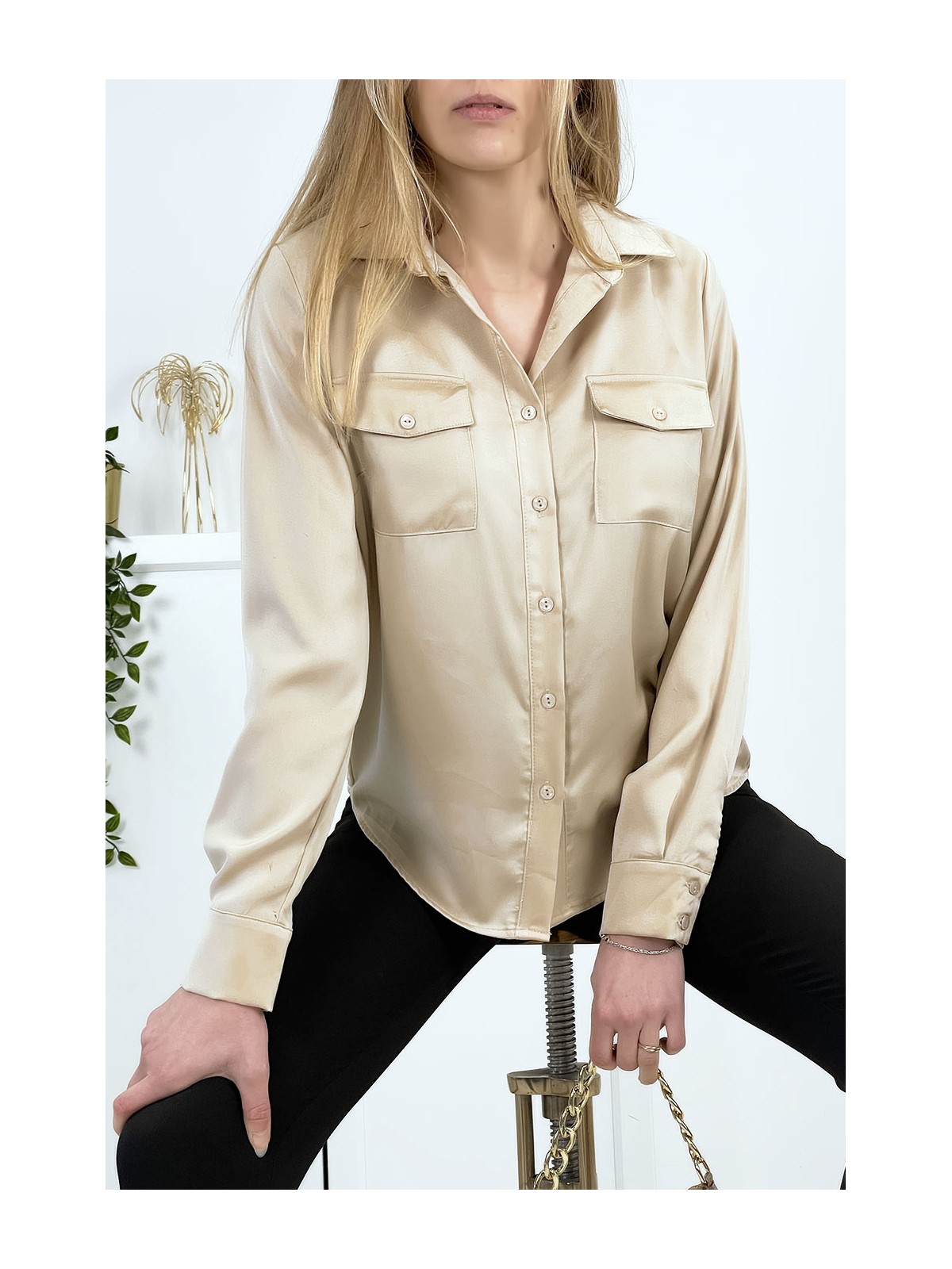 Chemise beige satiné pour femme avec poches - 1