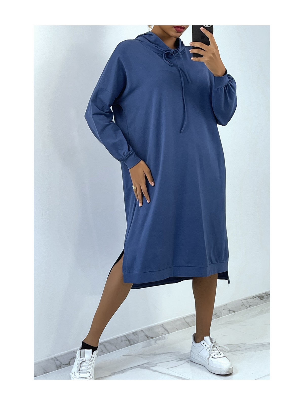 Longue robe sweat over size en indigo avec capuche - 1