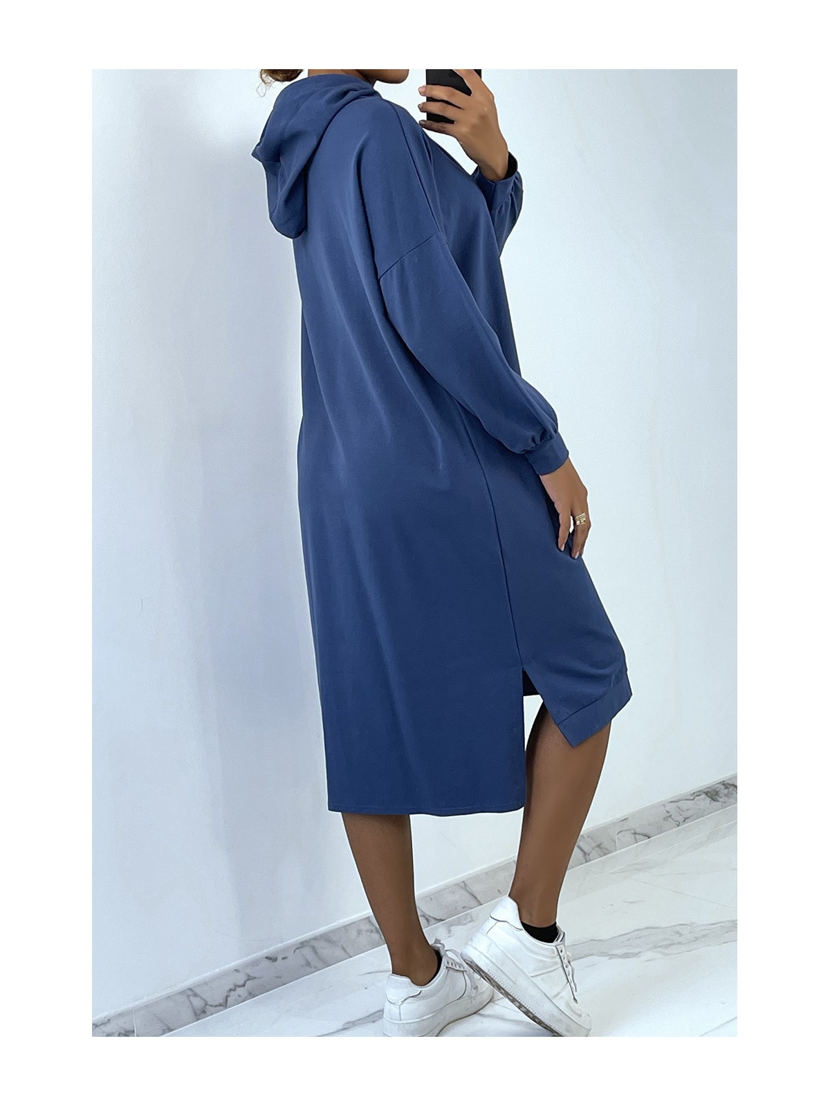 Longue robe sweat over size en indigo avec capuche - 3