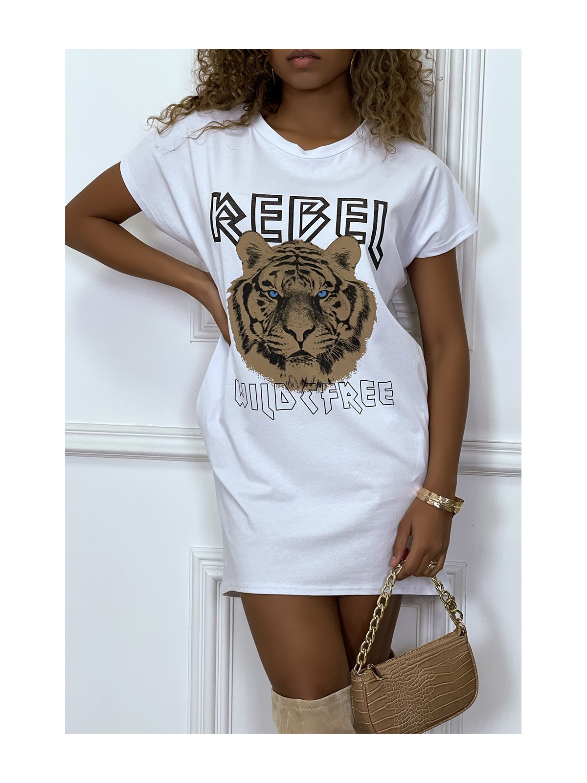 Robe t-shirt blanc avec poches et écriture REBEL avec dessin de lion - 1