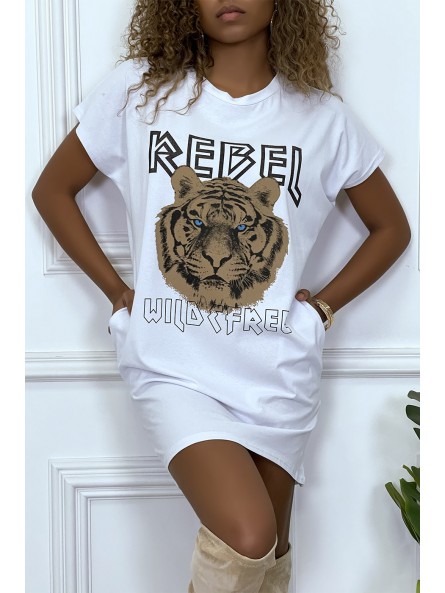 Robe t-shirt blanc avec poches et écriture REBEL avec dessin de lion - 4