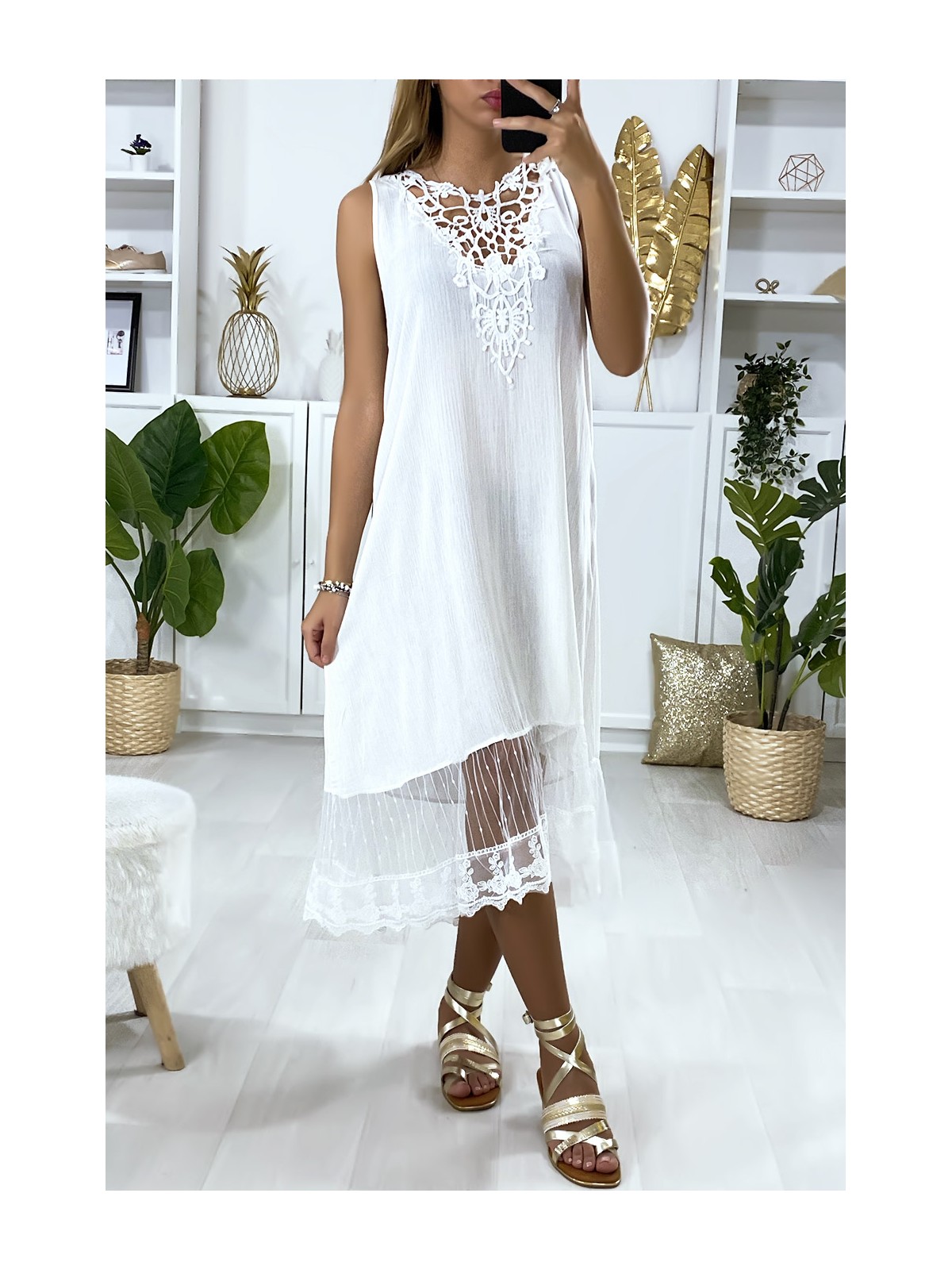 Longue robe blanche avec broderie et dentelle - 1