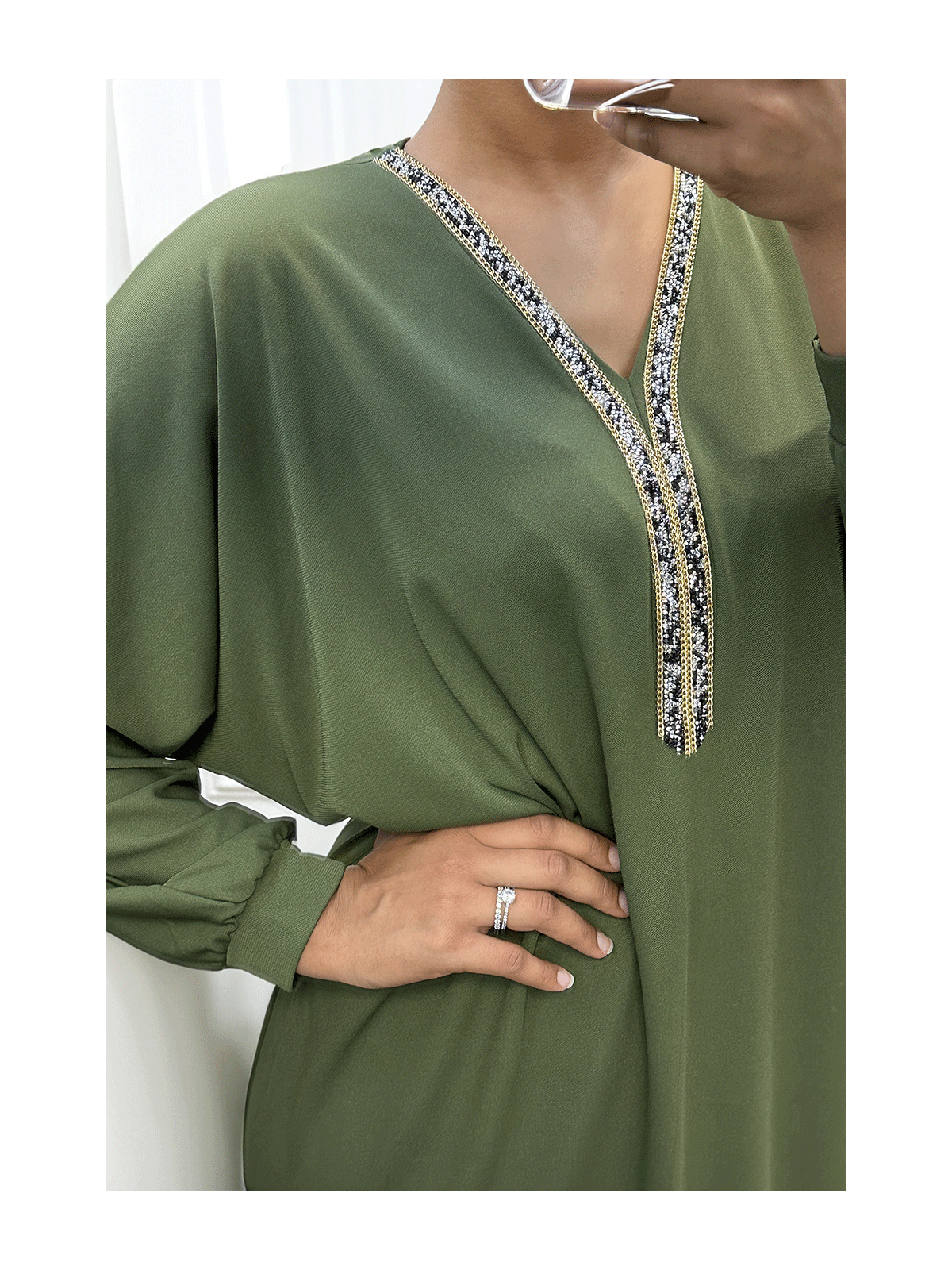 Abaya kaki à encolure de strass et manches longues - 1