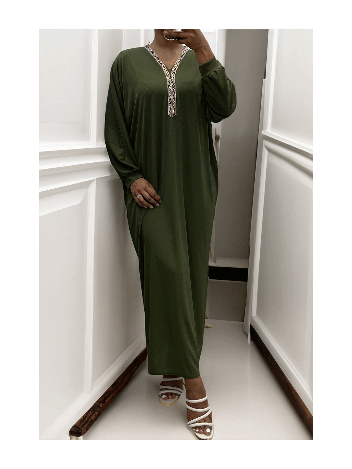 Abaya kaki à encolure de strass et manches longues - 2