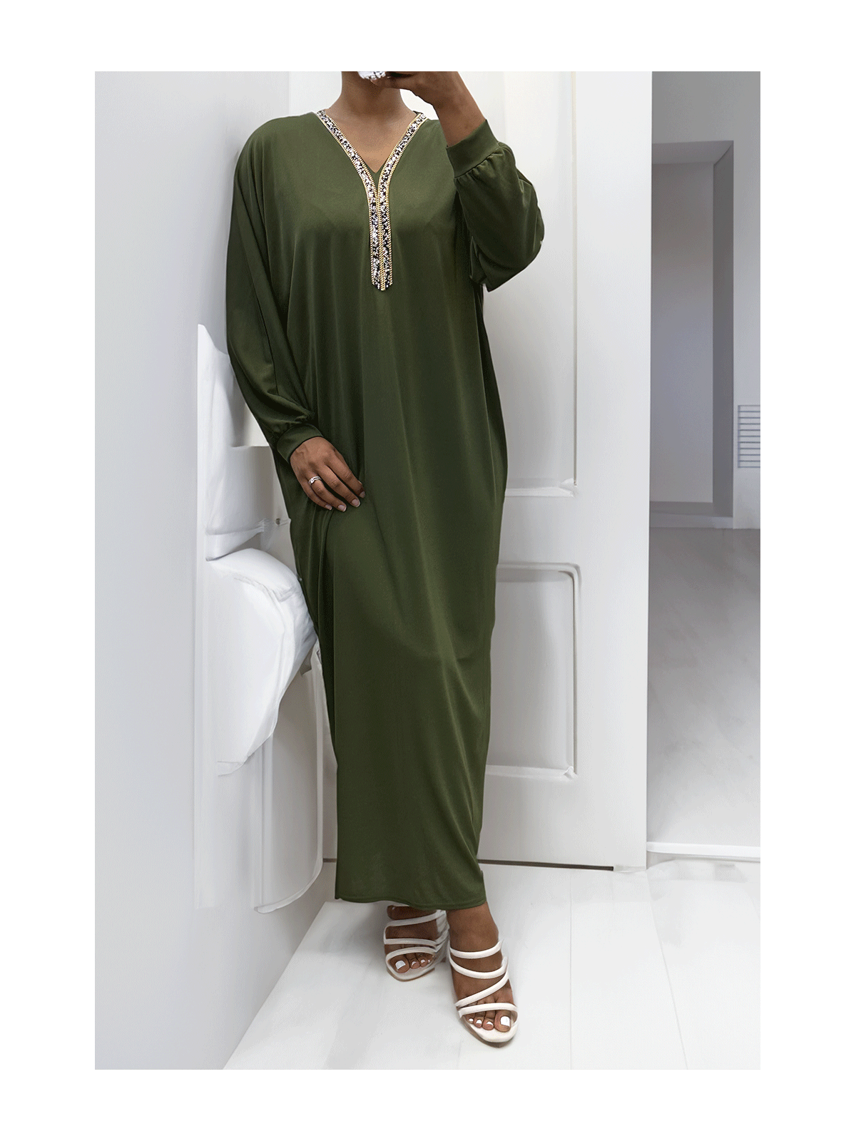 Abaya kaki à encolure de strass et manches longues - 3