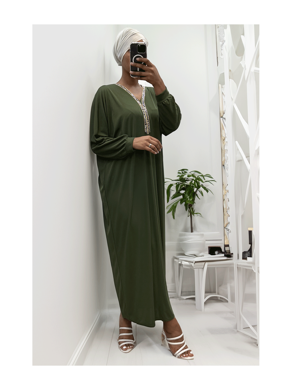 Abaya kaki à encolure de strass et manches longues - 5
