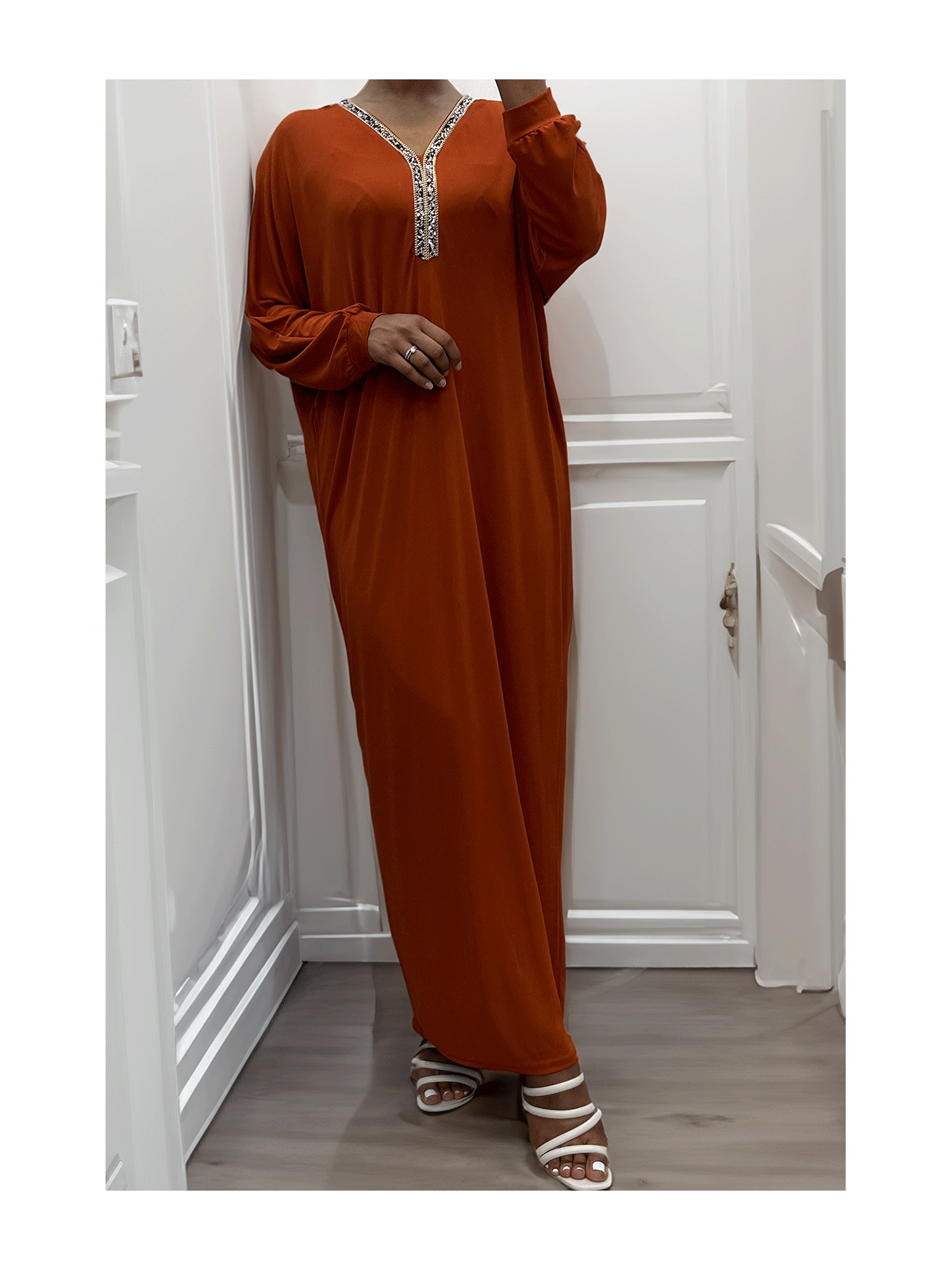Abaya cognac à encolure de strass et manches longues - 1