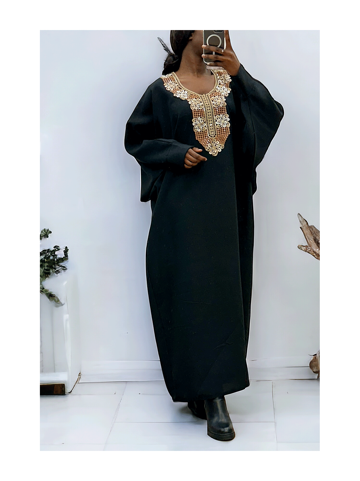 Abaya noir avec une jolie coupe ample et de la broderie à l'avant  - 1