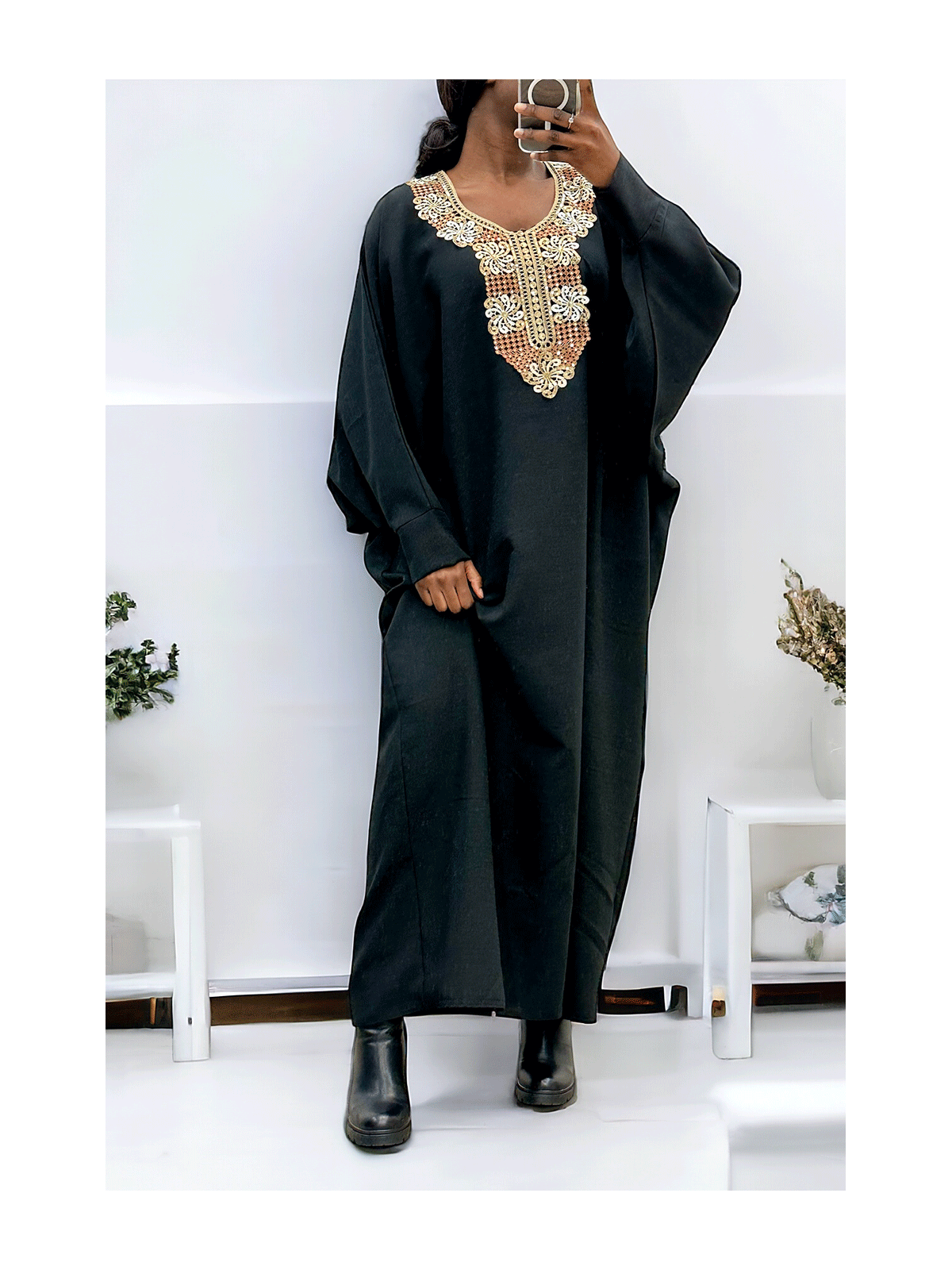 Abaya noir avec une jolie coupe ample et de la broderie à l'avant  - 2