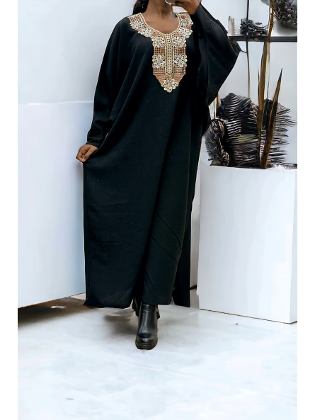 Abaya noir avec une jolie coupe ample et de la broderie à l'avant  - 3