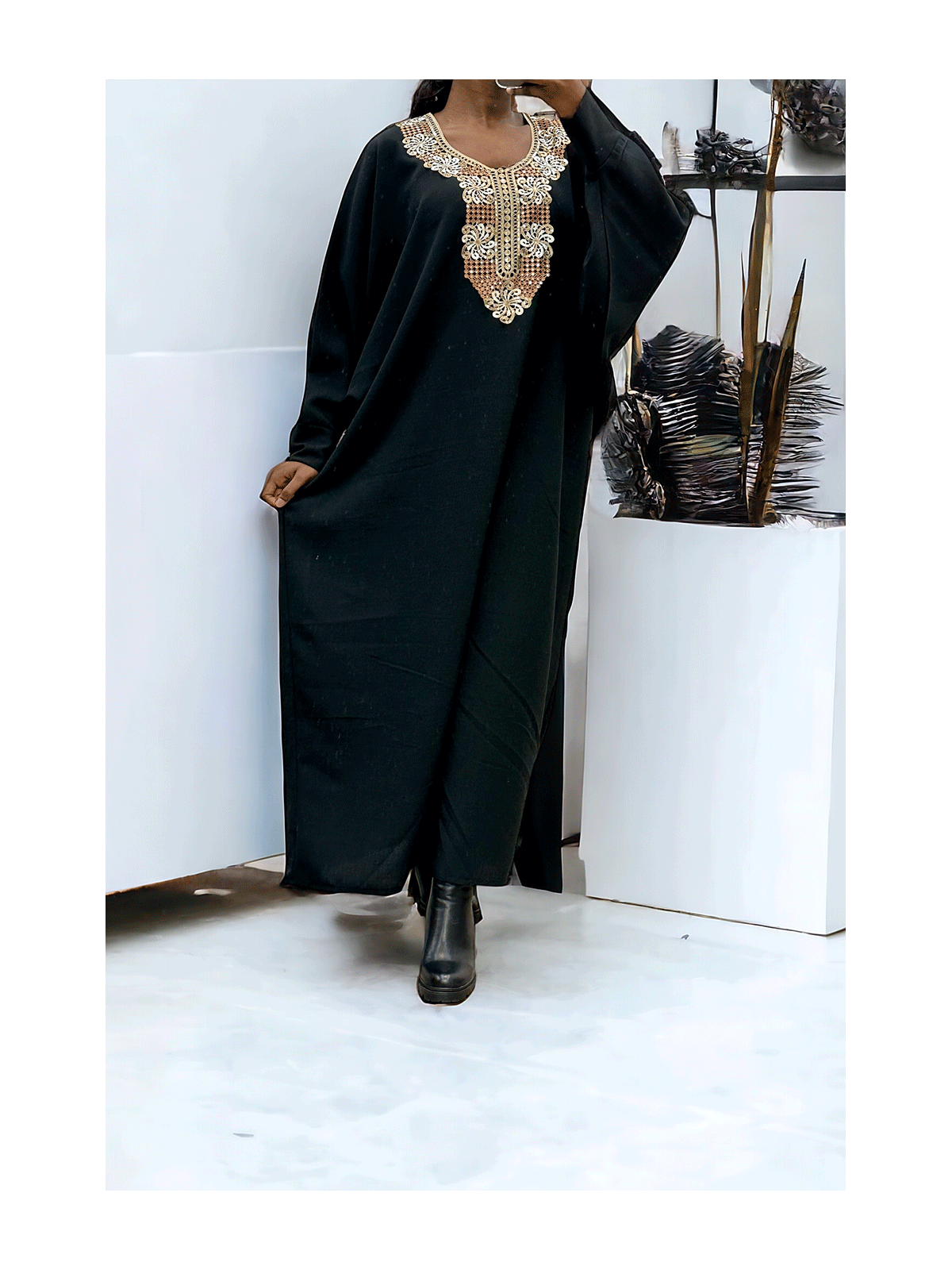Abaya noir avec une jolie coupe ample et de la broderie à l'avant  - 3