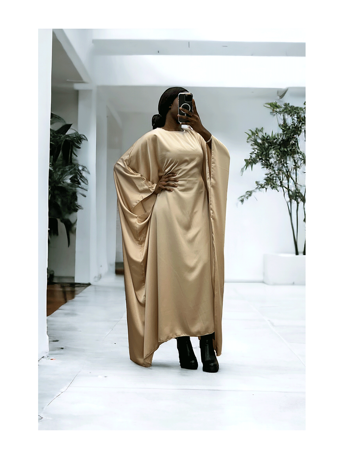 Abaya satiné beige over-size (36-52) avec élastique intérieur pour un effet ajusté   - 3