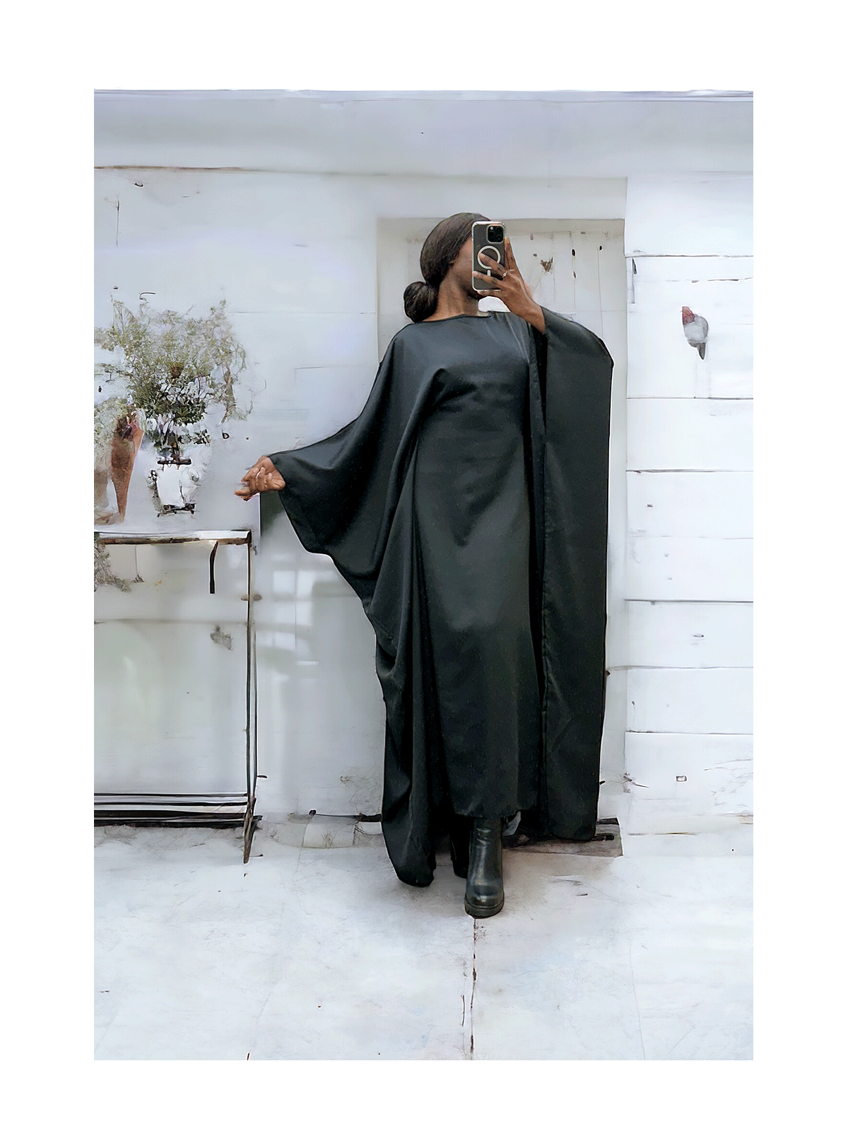 Abaya satiné noir over-size (36-52) avec élastique intérieur pour un effet ajusté   - 2